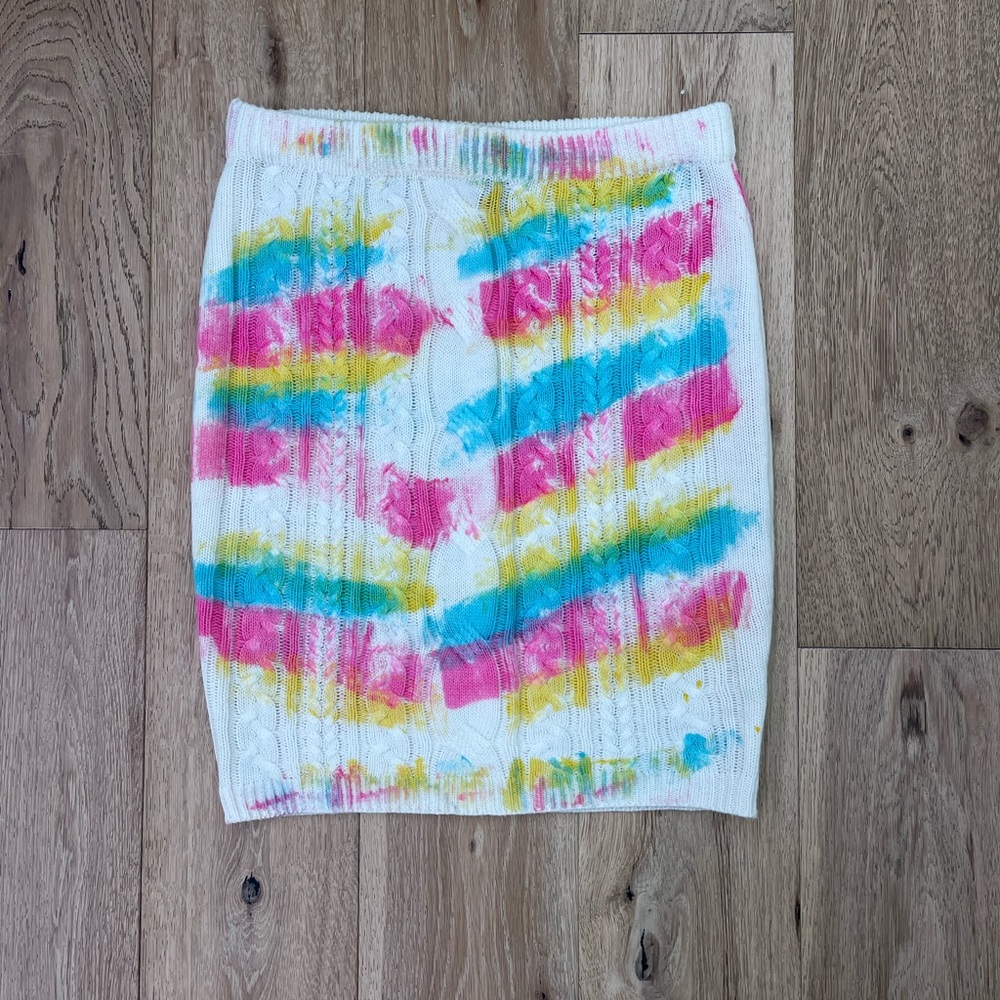 White knit mini skirt with abstract colors. Size 1x.